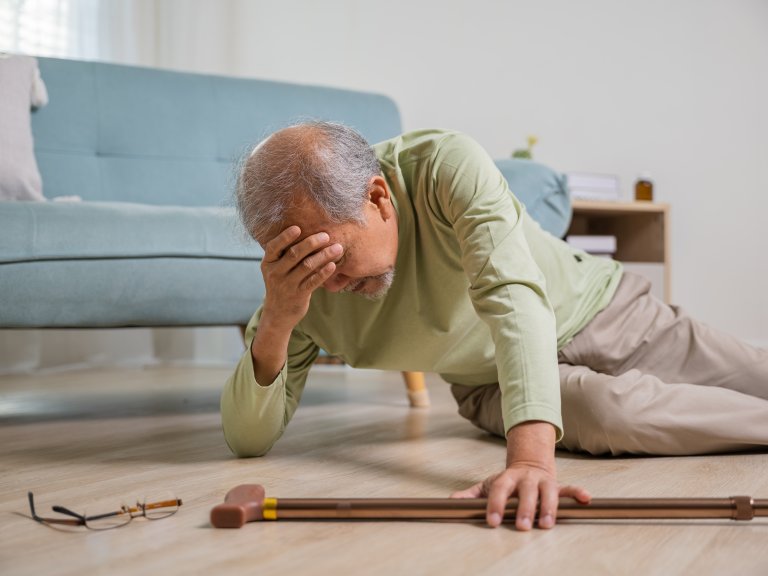 Personne âgée au sol