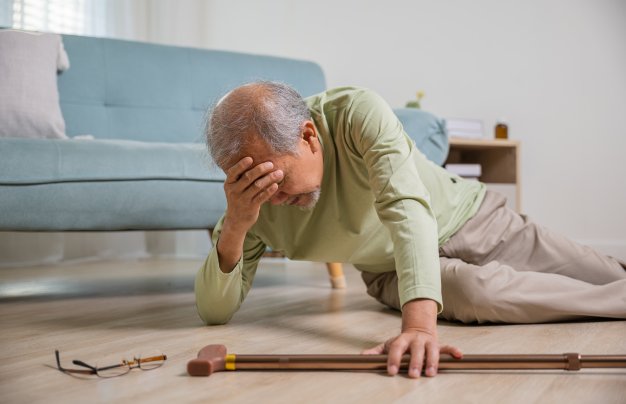 Personne âgée au sol